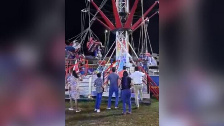Falla juego mecánico de sillas voladoras; se enredan y gente cae