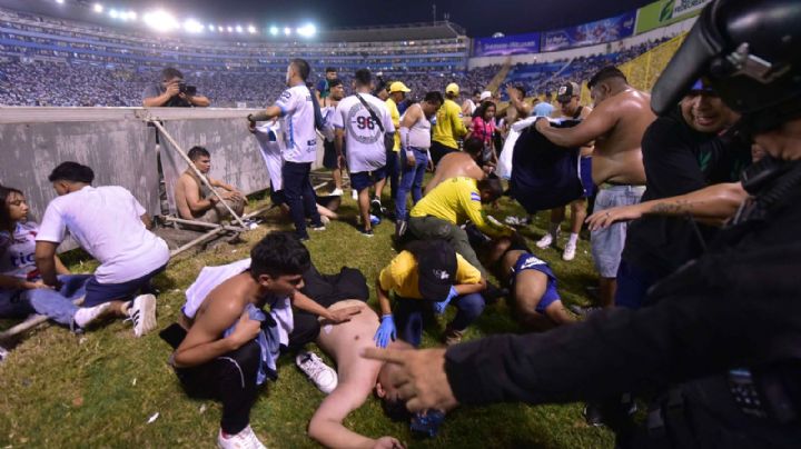 Captan estampida en estadio de El Salvador que dejó 12 muertos