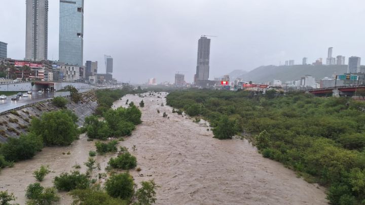 Luvias desatan caos en vialidad en distintos municipios de NL
