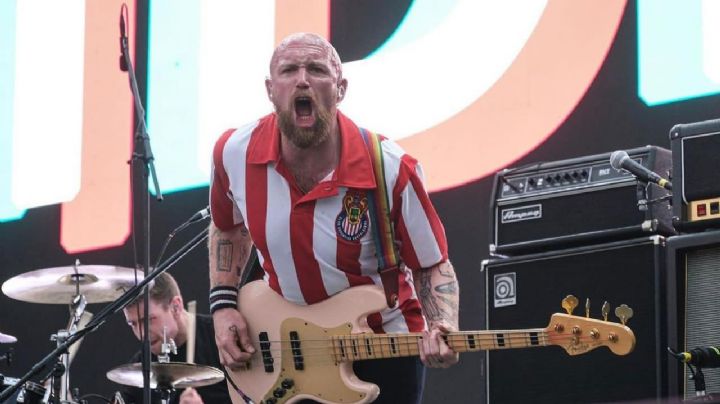 Idles se puso el jersey de Chivas durante el Corona Capital Guadalajara