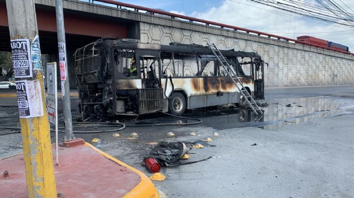 Se incendia camión de la Ruta 105 en Apodaca