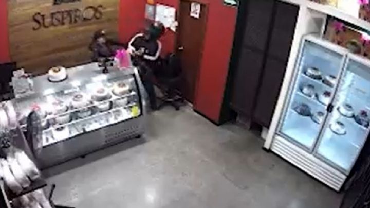 Video: Ladrón asalta con violencia pastelería, empleada lo enfrenta y golpea