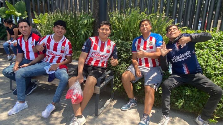 Afición de Chivas se dan cita en última práctica previo a la Final