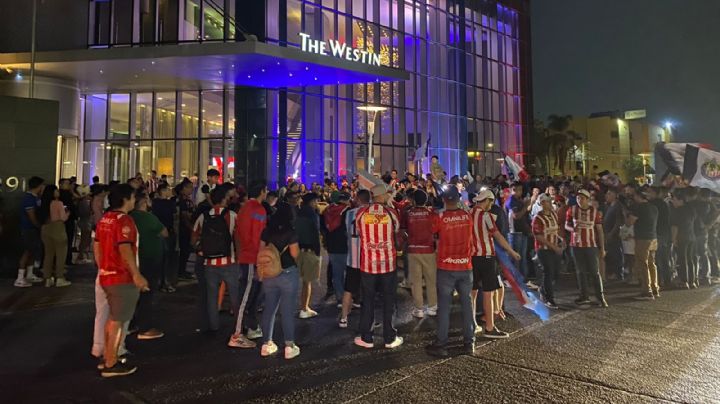 Afición de Chivas lleva serenata al hotel y jugadores no salen