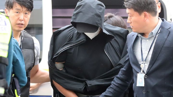 Arrestan a hombre que abrió puerta de avión de Corea del Sur
