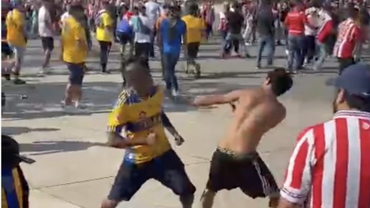 Video: Aficionados de Tigres y Chivas arman riña previo a la Final