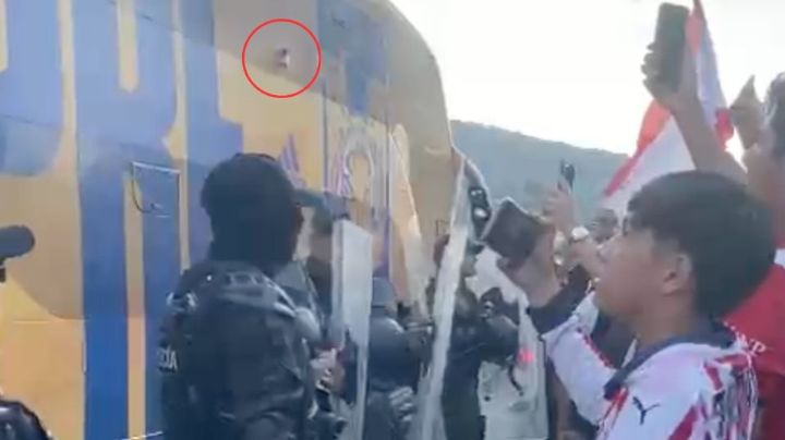 Aficionados de Chivas apedrean el autobús de Tigres