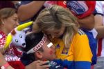 Madre consuela a su hijo tras victoria de Tigres sobre Chivas