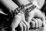 Vecinos rescatan a niño encadenado por sus padres en Tabasco