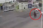 Motociclistas chocan, salen volando y terminan aplastados