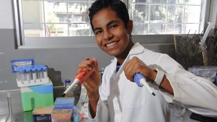 Adolescente de 12 años concluye maestría en biología molecular en Guadalajara
