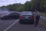 Video: Policía esquiva choque de autos antes de impactarse en carretera
