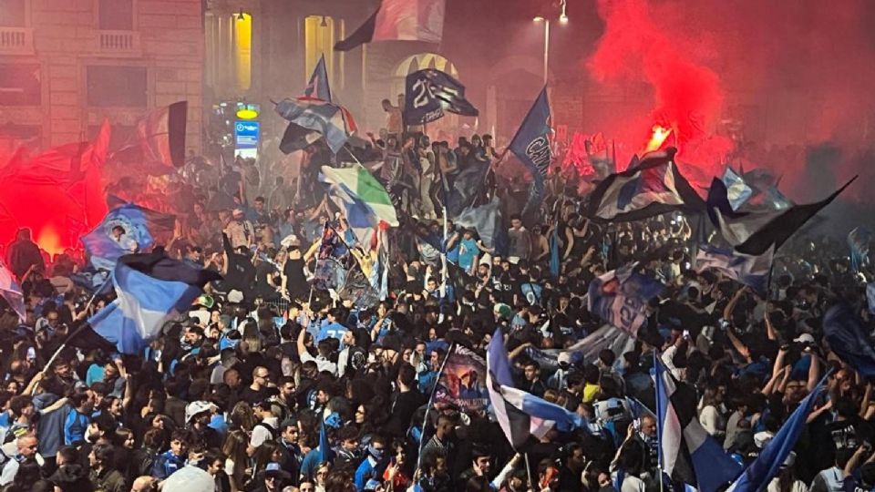 Las principales calles de Nápoles se llenaron de tiposi del Napoli pala celebrar el titulo de Serie A 2022/2023, primero del club desde hace 33 años