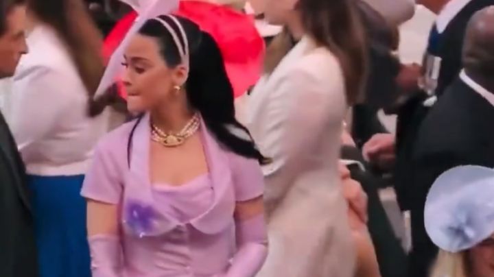 Katy Perry no encontraba asiento en la coronación de Carlos III y se vuelve viral