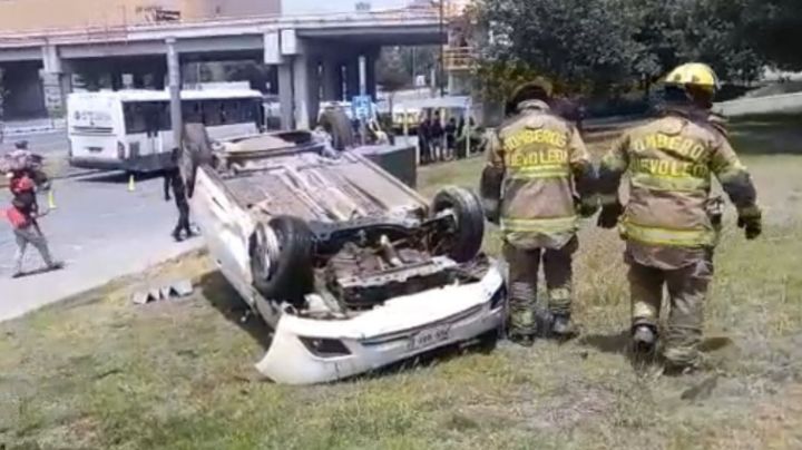 Menor vuelca su auto en la Carretera Nacional en Monterrey