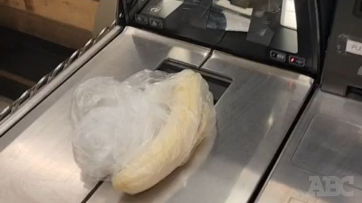 Critican a influcencer por pelar un plátano antes de pagarlo para ahorrar dinero