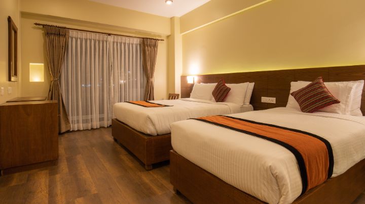 Mujer se queda sin luz y se va a hotel para soportar calor de Monterrey