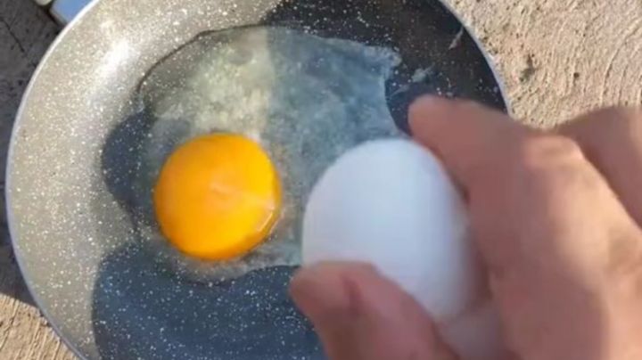 Regio aprovecha altas temperaturas y cocina un huevo estrellado en banqueta