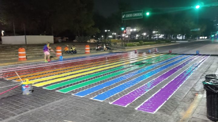 Amanecen calles de Monterrey pintadas de colores previo a la Marcha de la Diversidad