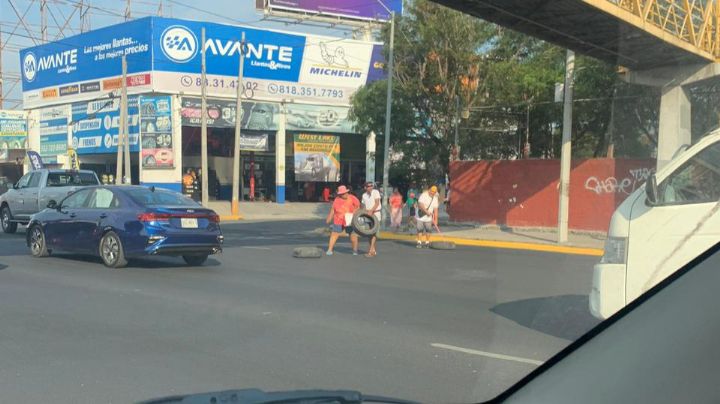 Vecinos de la colonia Niño Artillero bloquean Fidel Velázquez por falta de luz