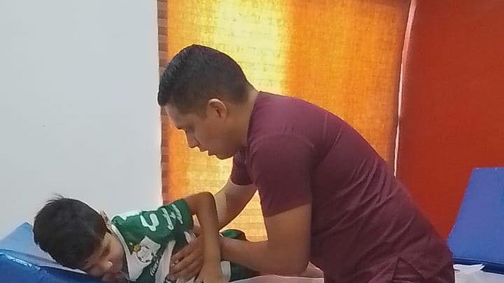 Fisioterapeuta da rehabilitación gratuita a niño que fue arrollado por camión