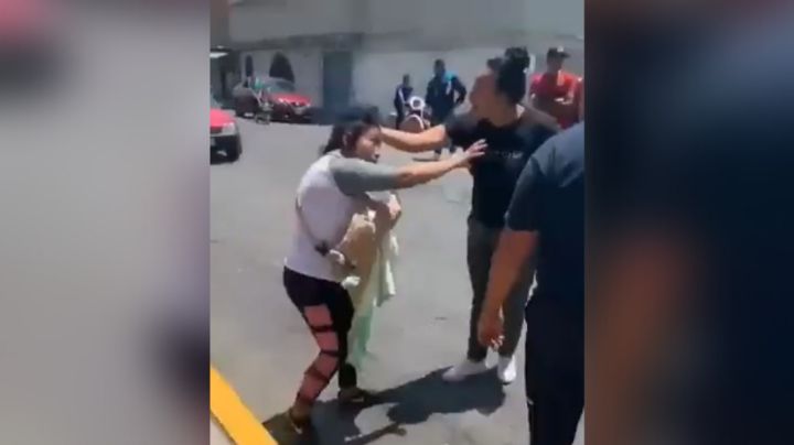 Familia golpea a mujer con bebé en brazos y a su hija afuera de secundaria en Edomex