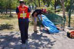 Hombre muere bajo el sol en plaza pública de Monterrey