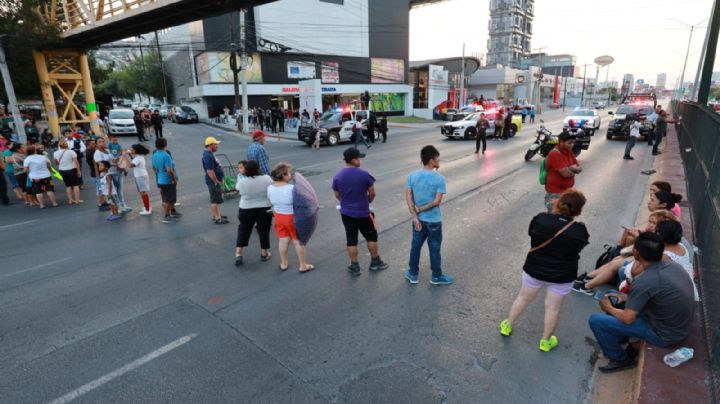 Vecinos bloquean avenida Garza Sada por falta de luz