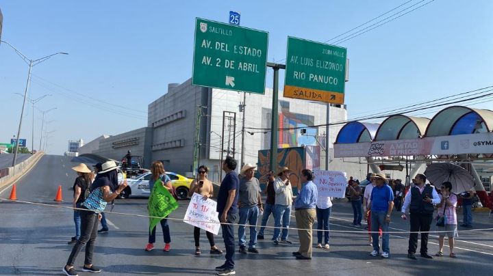 Familias vuelven a bloquear Garza Sada por cortes de luz