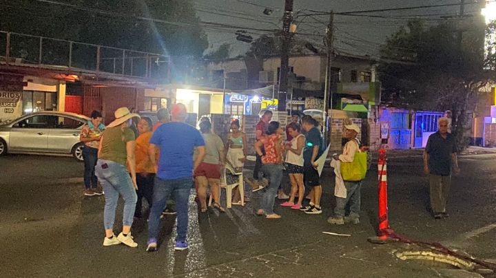 Vecinos bloquean avenida Chapultepec por falta de luz