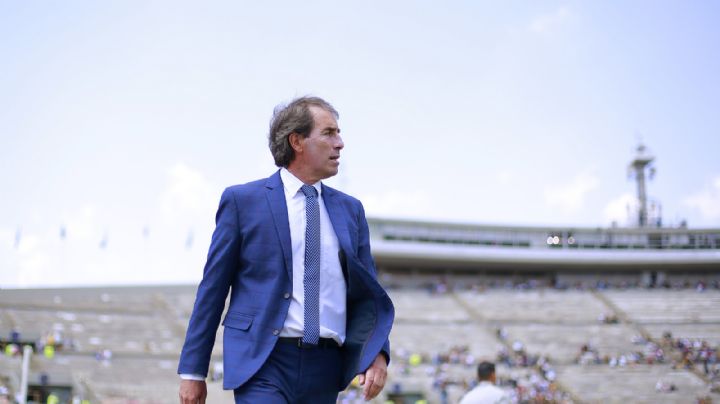 Guillermo Almada levanta la mano para dirigir a la Selección Mexicana