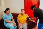 Brinda Santa Catarina atención médica domiciliaria a personas mayores ante ola de calor