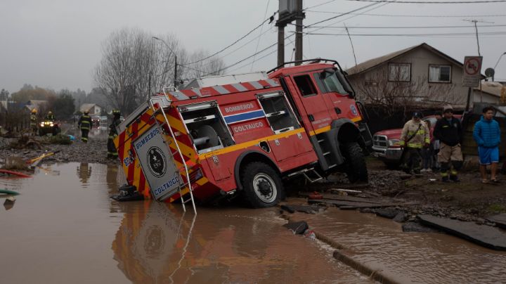 Lluvias torrenciales dejan 2 muertos y 8 mil chilenos aislados