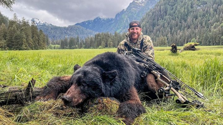 Jugador de la NFL mata a oso y lo presume en redes sociales