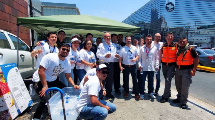 Atienden a más de 98 mil regios en puntos de hidratación