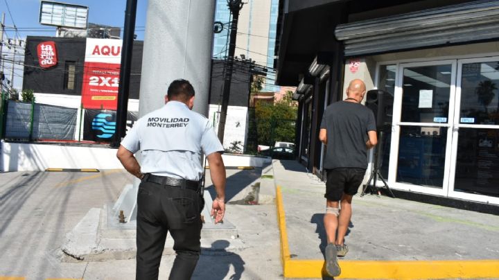 Retienen a hombre que usó patín eléctrico en avenida de Monterrey