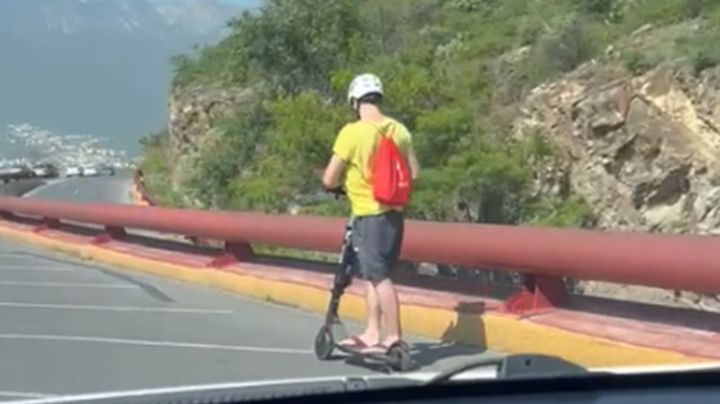 Captan a segundo hombre paseando en scooter sobre avenida en Monterrey