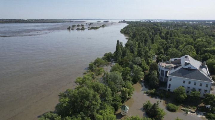 Destruyen presa en Kajovka; Rusia y Ucrania se acusan entre sí