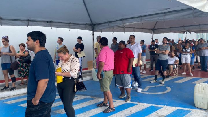 ICV: Ciudadanos realizan filas durante la noche para el canje de placas en Plaza Cumbres