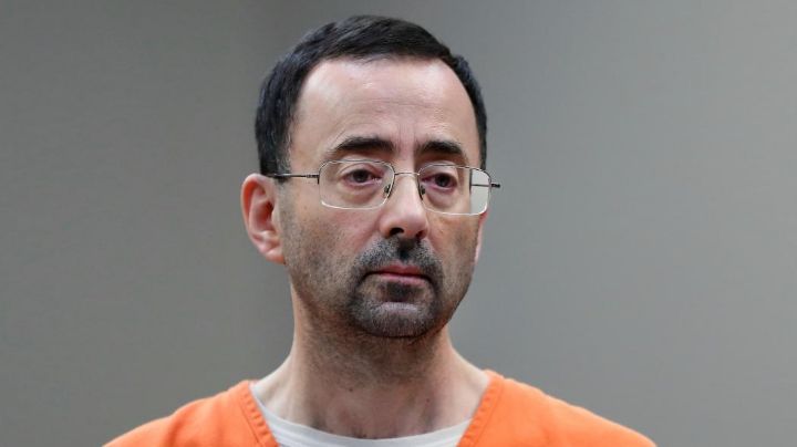 Médico sentenciado por abusar de gimnastas, fue apuñalado en cárcel de EU