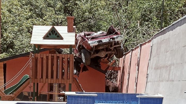 Se desbarranca auto; hay una persona fallecida y 5 heridos en Santiago, NL