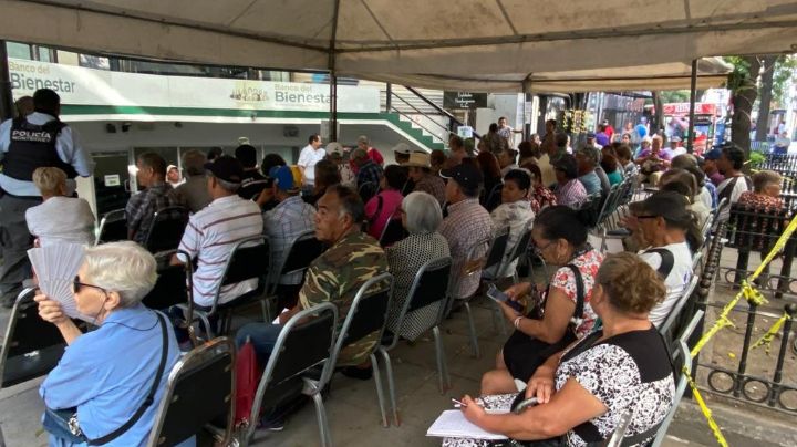 Adultos mayores repiten largas filas frente al Banco Bienestar en Monterrey