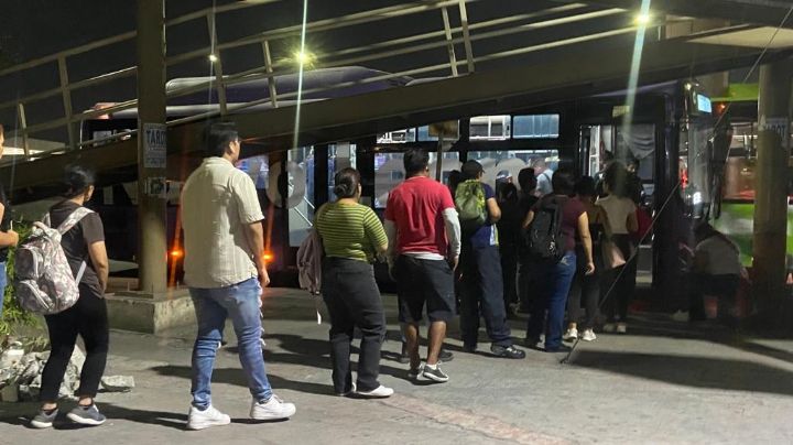Pasajeros esperan 2 horas el camión en Universidad para trasladarse a El Carmen