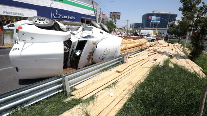 Vuelca tráiler con madera y provoca caos vial en avenida Revolución