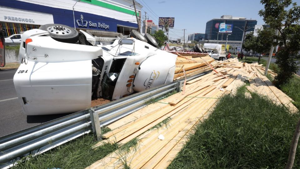 Tráiler volcado sobre avenida Revolución