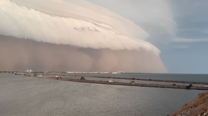 ¡Ahí viene! Así fue el paso de una tormenta de arena en Sonora