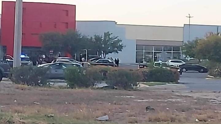 Matan a hombre a balazos en estacionamiento de supermercado en Apodaca