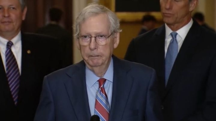Mitch McConnell queda 'petrificado' durante conferencia en el Senado
