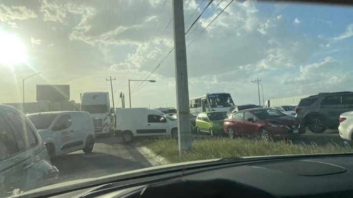 Colapsa vialidad por trabajos de ampliación en la autopista al Aeropuerto de Monterrey