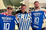 Ibai Llanos y Juan Guarnizo reciben playera de Sergio Canales
